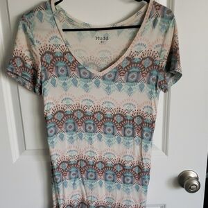 Mudd Women's Blue and Brown Patterned V-Neck Tee